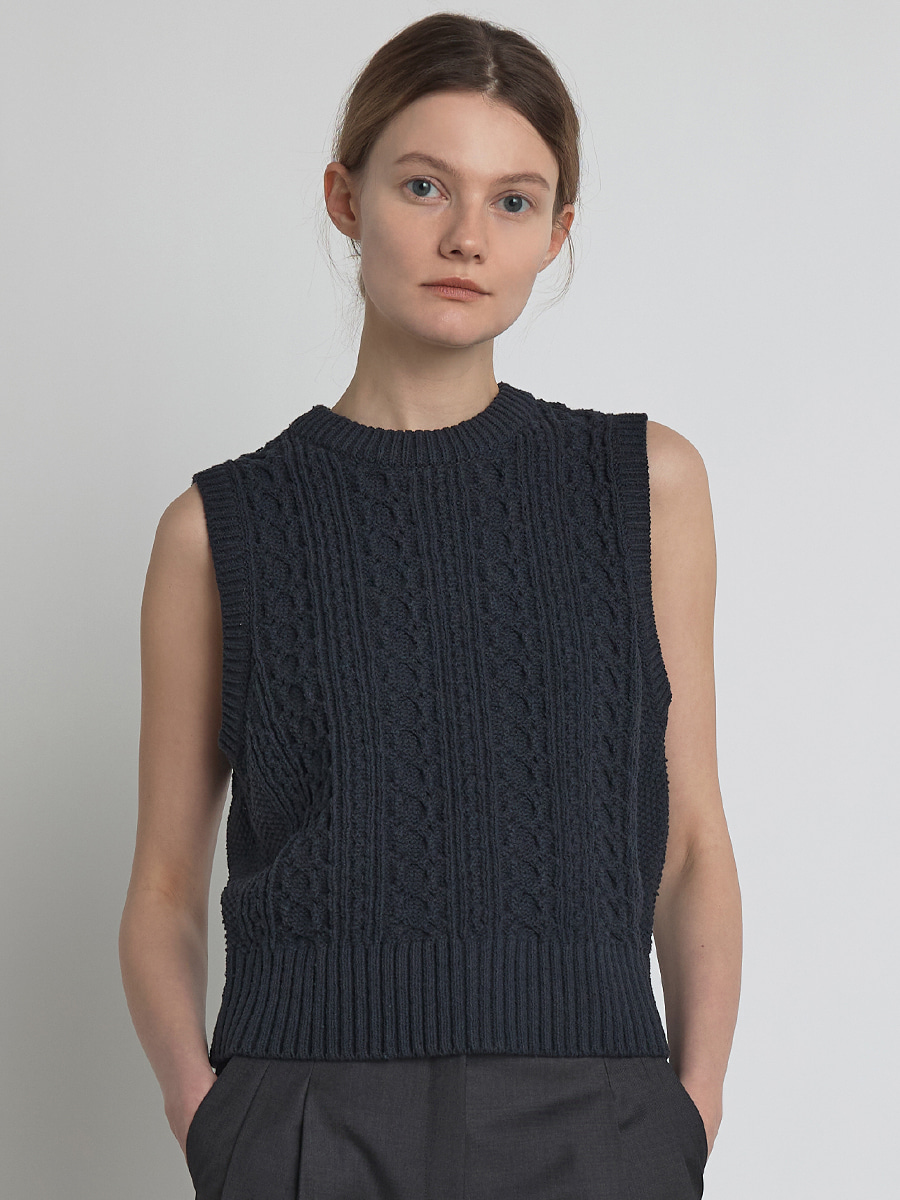 [WOMAN] REVERSED CABLE KNIT VEST_Navy